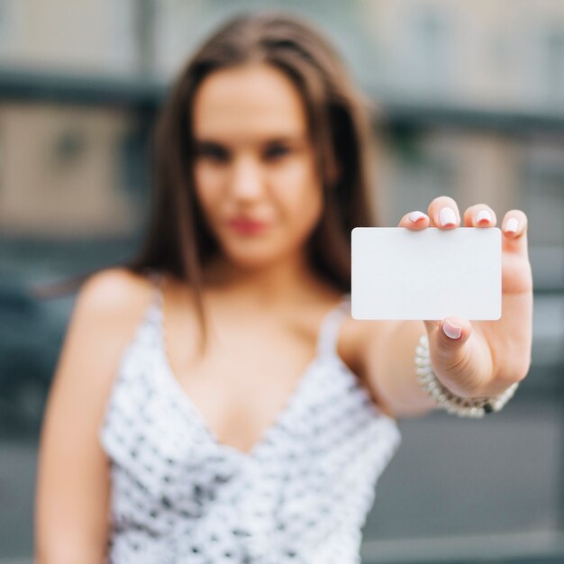 Close-up kobieta trzyma makietę karty