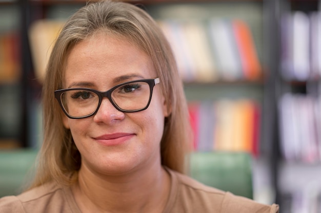 Close-up kobieta w okularach w bibliotece