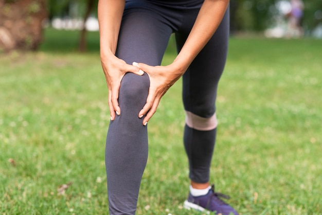 Close-up kobieta z bólem kolana