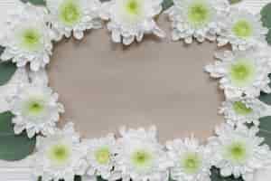 Bezpłatne zdjęcie close-up kwiaty wokół papieru