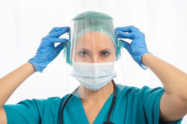 Bezpłatne zdjęcie close-up lekarz noszenie maski chirurgicznej