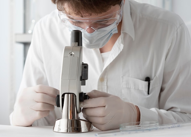 Close-up mężczyzna pracujący z mikroskopem