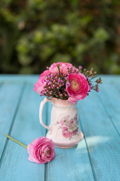 Bezpłatne zdjęcie close-up na powierzchni drewnianych z wazonem i kwiatami