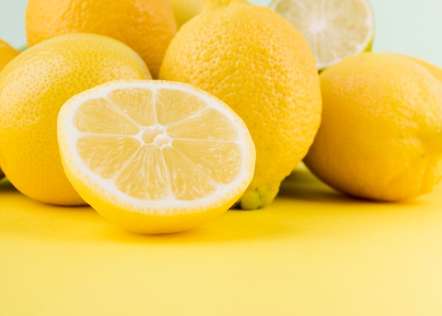 Bezpłatne zdjęcie close-up organiczne cytryny na stole