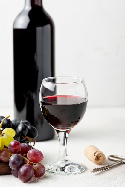 Close-up organiczne czerwone wino w szkle