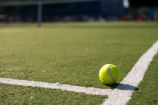 Close-up piłka tenisowa na ziemi
