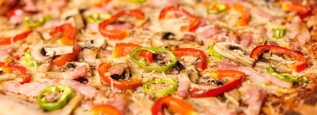 Close-up pizza z czerwonym pieprzem i składnikami