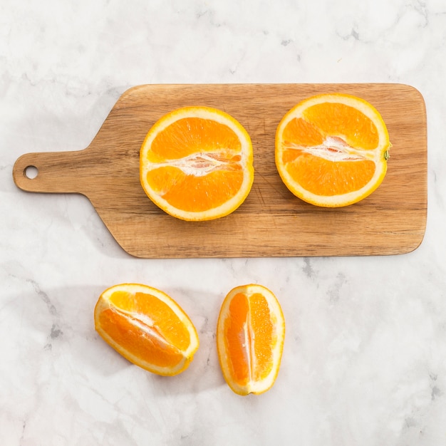 Close-up połówki pomarańczy na desce