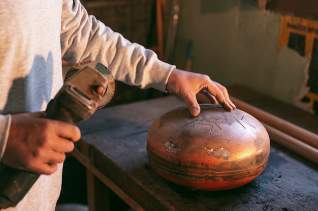 Bezpłatne zdjęcie close-up ręce podejmowania artisan item