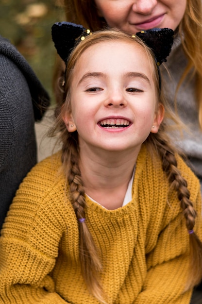 Bezpłatne zdjęcie close-up smiley girl na zewnątrz