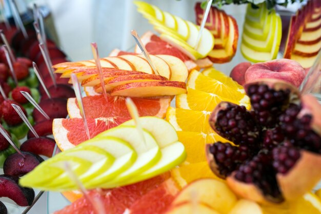 Close-up świeżych plasterków owoców