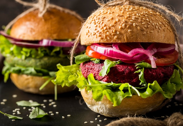 Close-up wegetariańskie hamburgery na deski do krojenia