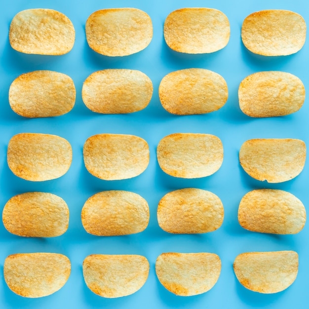 Bezpłatne zdjęcie close-up wiersze i kolumny chipsów ziemniaczanych