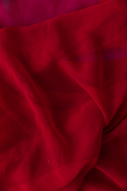 Close-up z gładkiej czerwonej tkaniny