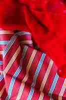 Bezpłatne zdjęcie close-up z miękkiej czerwonej tkaniny i paski wzór włókienniczych