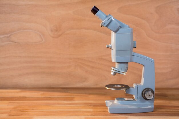Close-up z mikroskopem na stole
