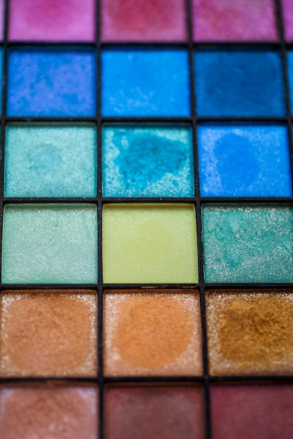 Close-up z palety z kolorów cieni do powiek