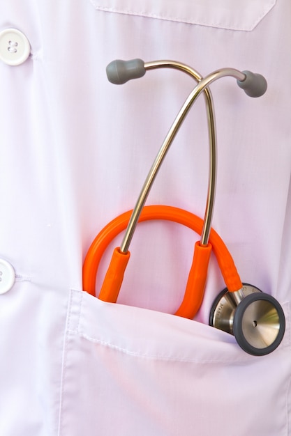 Bezpłatne zdjęcie close-up z pomarańczowym stetoskop w kieszeni