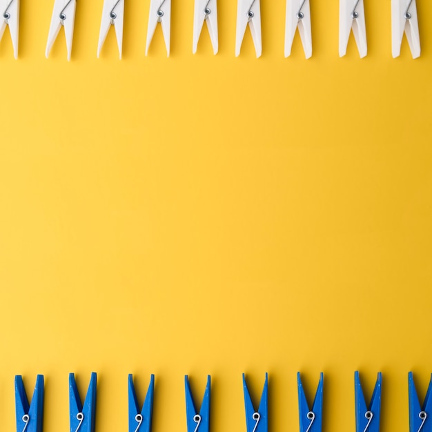 Clothespin widok z góry z żółtym tle