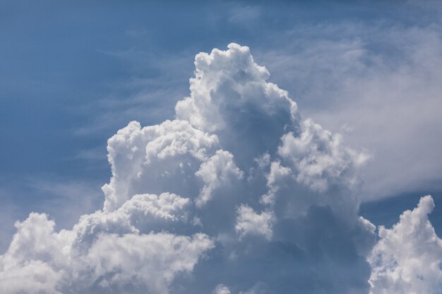 Cloudscape. Błękitne niebo i biała chmura. Słoneczny dzień. Chmura Cumulus.