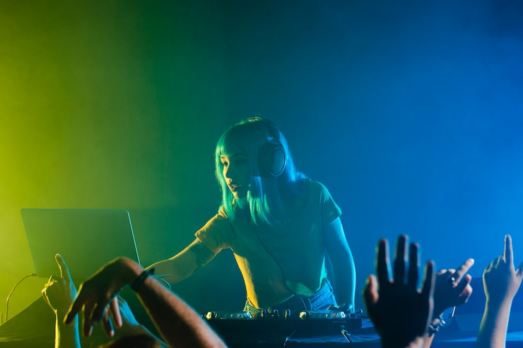 Bezpłatny plik Zdjęcie clubbing z kolorowymi światłami i kobietą dj
