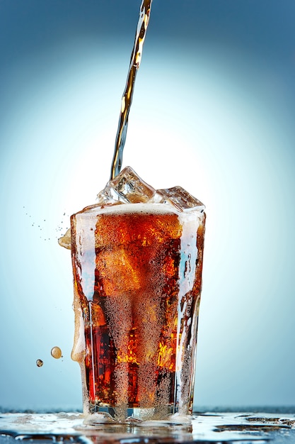 Cola wlewając do szklanki