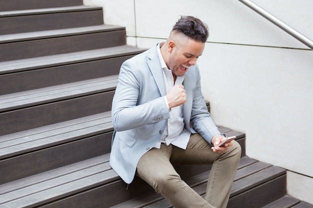 Bezpłatne zdjęcie content businessman getting good news message