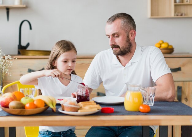 Córka i tata w dzień ojca