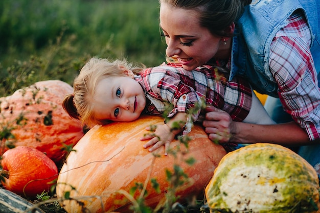 Córka Leżąca Na Dyni, A Obok Jej Mama