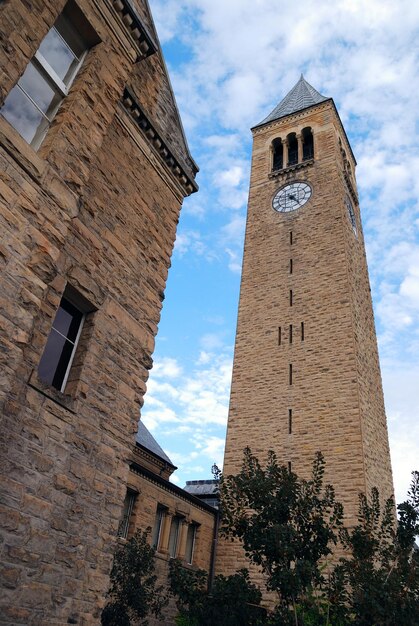 Cornell Chimes Bell Tower w kampusie uniwersyteckim Cornell