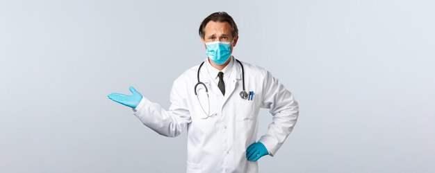 Covid zapobiegający wirusowi pracownicy służby zdrowia i koncepcja szczepień sceptyczny i zdezorientowany lekarz-mężczyzna...