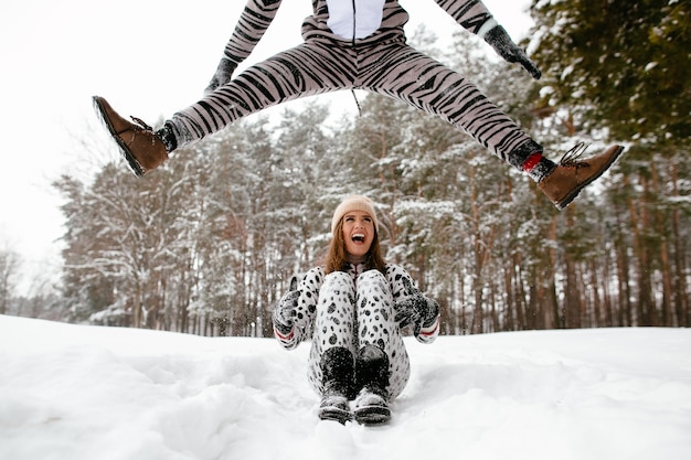 Bezpłatne zdjęcie crazy winter love story pięknej pary w zabawnych strojach zwierząt.