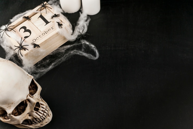 Bezpłatny plik Zdjęcie creepy czaszka z drewnianą datą i plastikową siecią