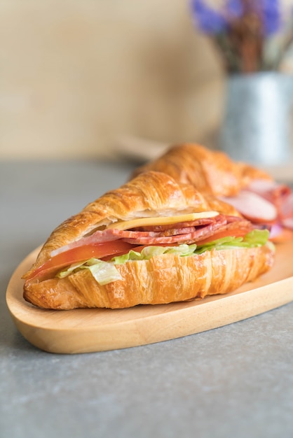 Bezpłatne zdjęcie croissant szynka kanapkowa