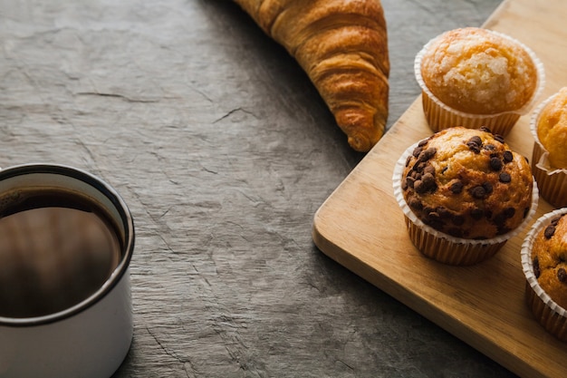 Bezpłatne zdjęcie croissanty z babeczkami i kawą