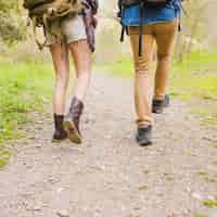 Bezpłatne zdjęcie crop couple walking along path