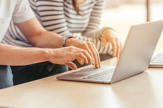 Crop człowiek wpisując laptopa