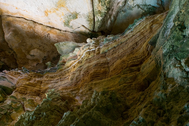 Bezpłatne zdjęcie cud jaskiniowy. warstwy skał osadowych i stratyfikacja