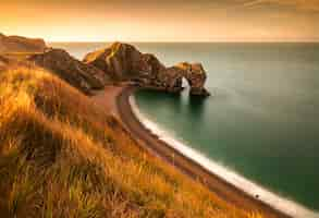 Bezpłatne zdjęcie cudowny wschód słońca w sierpniowy poranek w durdle door w hrabstwie dorset w anglii