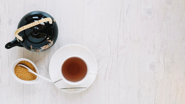 Cukier blisko filiżanki herbata i teapot