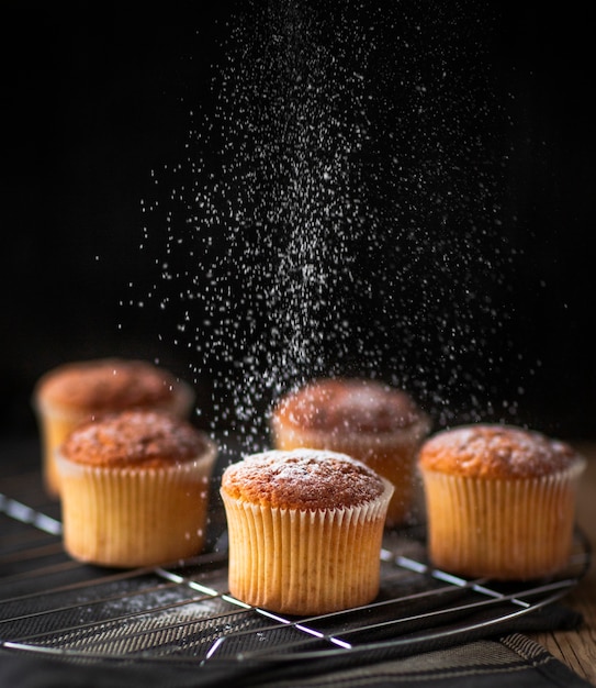 Cukier Sproszkowany Wylewa Się Na Muffinkę