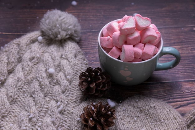 Bezpłatne zdjęcie cukierków marshmallows na stole