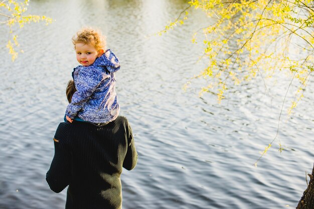 Bezpłatne zdjęcie cute little boy na ramieniu ojca