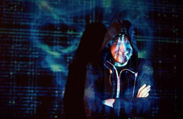 Cyberatak z nierozpoznawalnym hakerem z kapturem wykorzystującym wirtualną rzeczywistość, cyfrowy efekt usterki