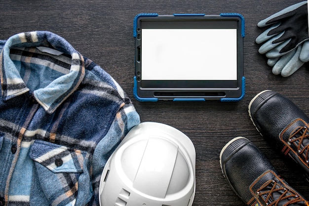 Bezpłatne zdjęcie cyfrowy tablet z układem i widokiem z góry na ubrania robocze