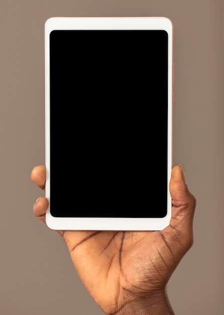 Bezpłatne zdjęcie cyfrowy tablet z widokiem z przodu z pustym ekranem