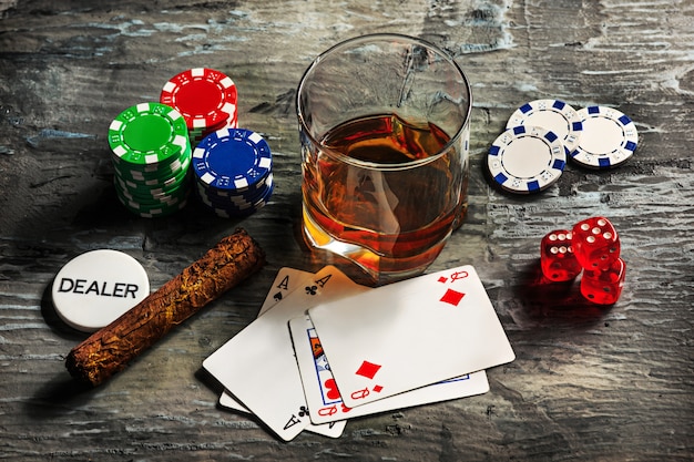 Cygaro, żetony do gier hazardowych, napoje i karty do gry