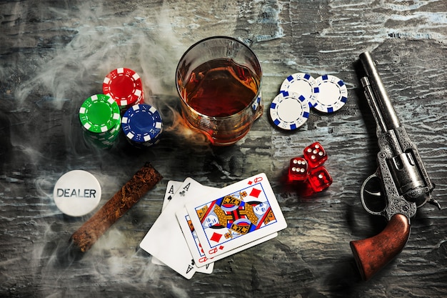 Bezpłatne zdjęcie cygaro, żetony do gier hazardowych, napoje i karty do gry