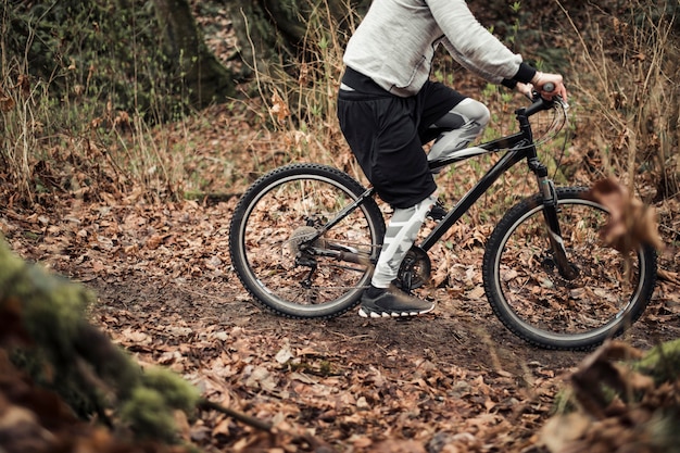 Cyklista jeździecki bicykl na śladzie w lesie