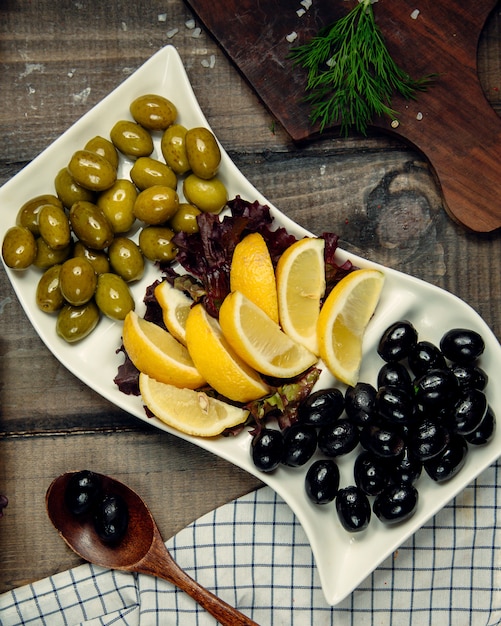 Cytryna, bazylia i oliwki